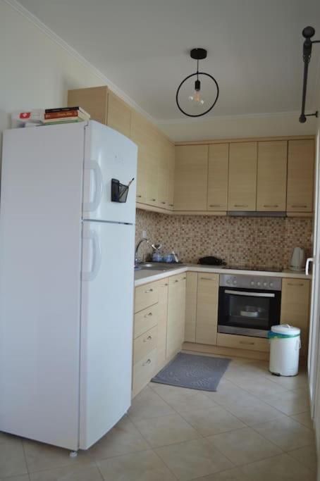 Almiriki Apartment เอลาฟอนนิซอส ภายนอก รูปภาพ